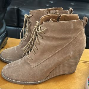 7.5 Lucky Brand womens suede wedges